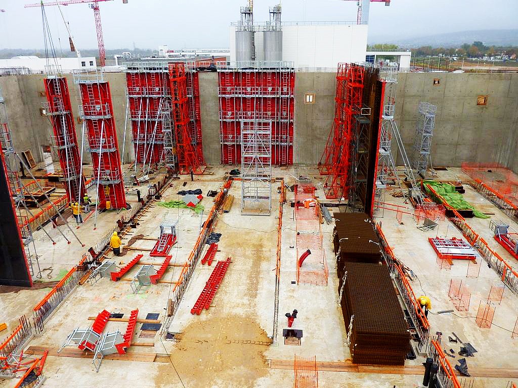 chantier ave coffrage et matériel